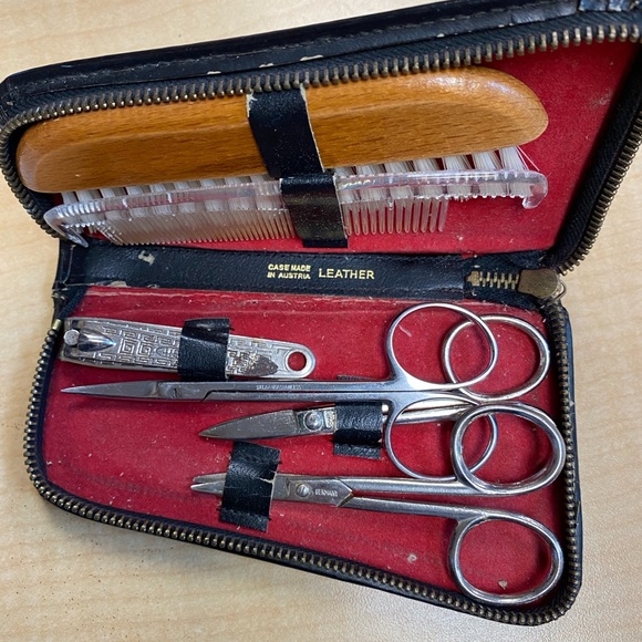Vintage Gentleman Brush and Manicure Set Built In Zip Around Closure Leather - Picture 15 of 16